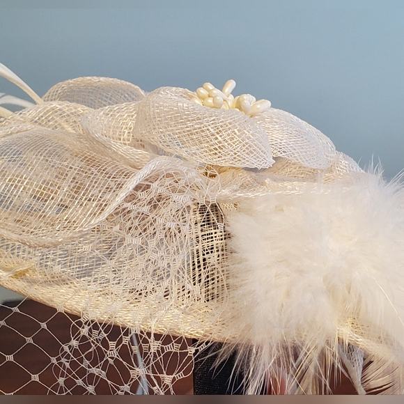 NWT! Beautiful Fascinator On Headband - White Mesh Netting Veil White Flower - Picture 5 of 9